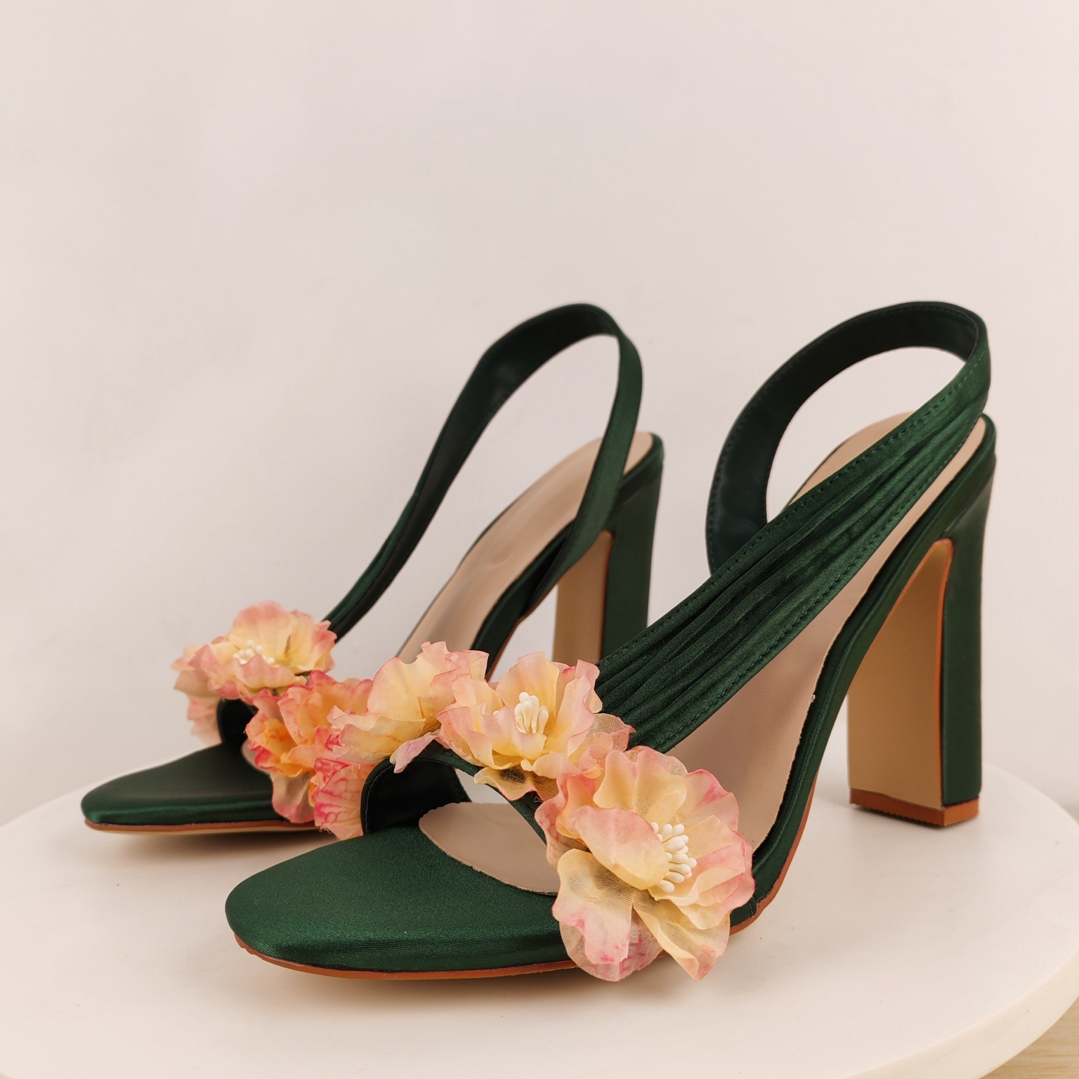 Slip Dress Satin - Slingback-Sandalen mit Blockabsatz und Blumen für